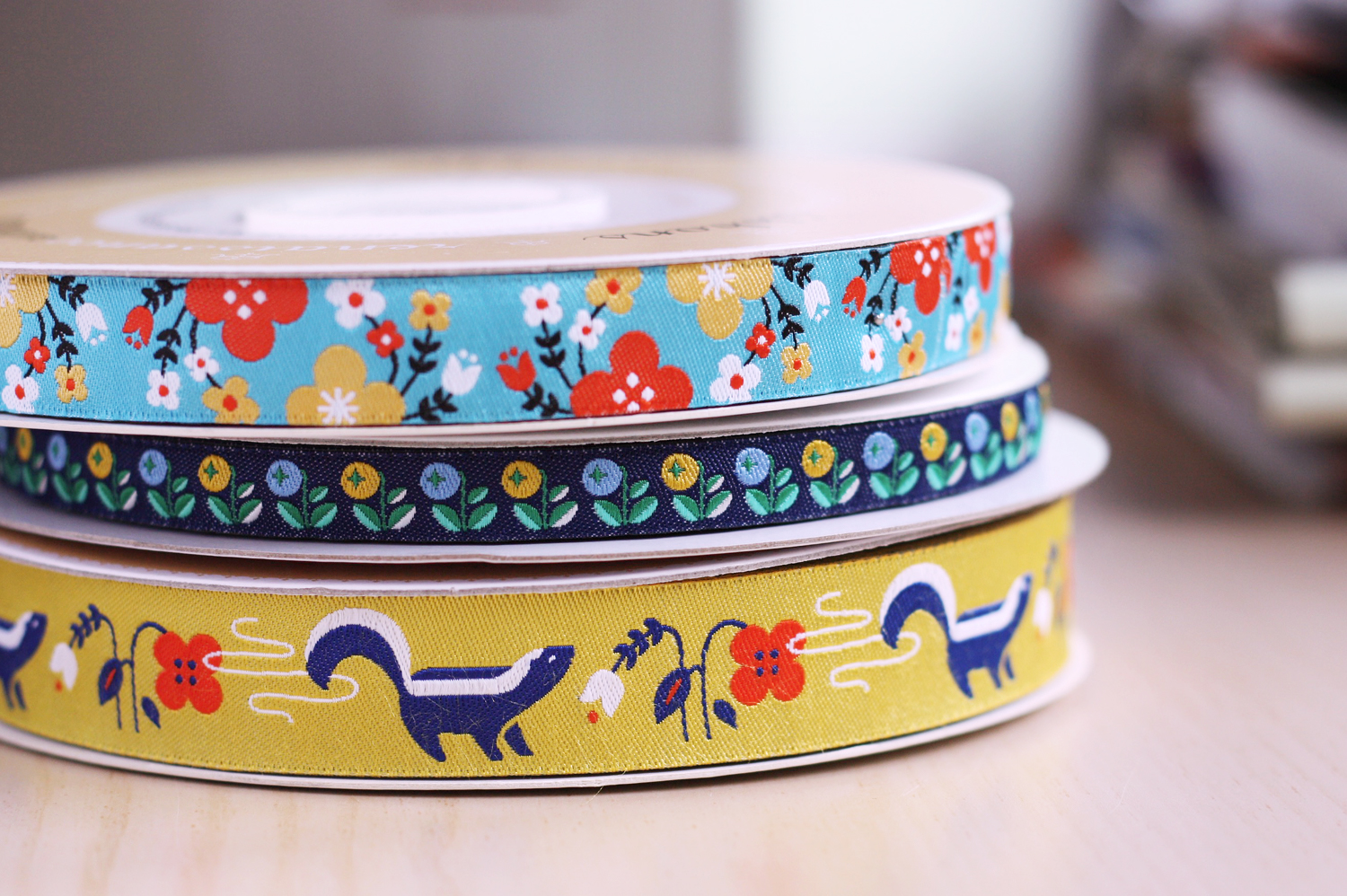 Skunk and flower ribbon